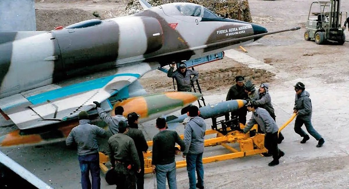 Підготовка до вильоту аргентинського A-4 Skyhawk, архівне фото від Mariano Sciaroni