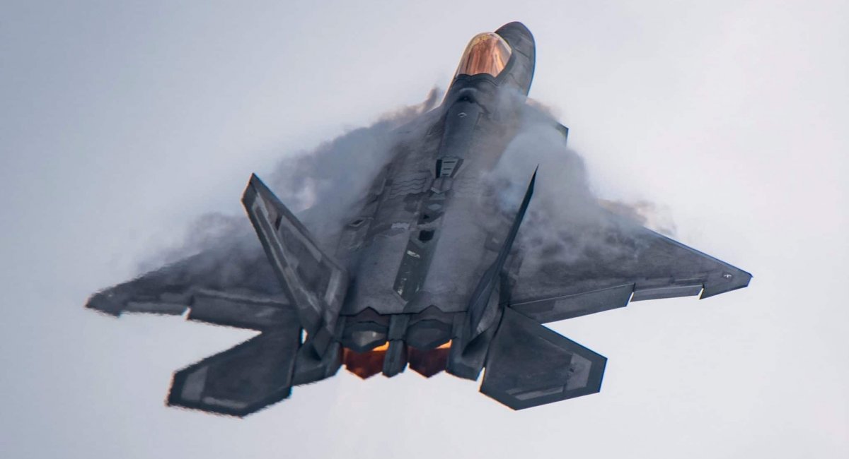 Божевільні маневри F-22 Raptor в захоплюючому 4K (відео)