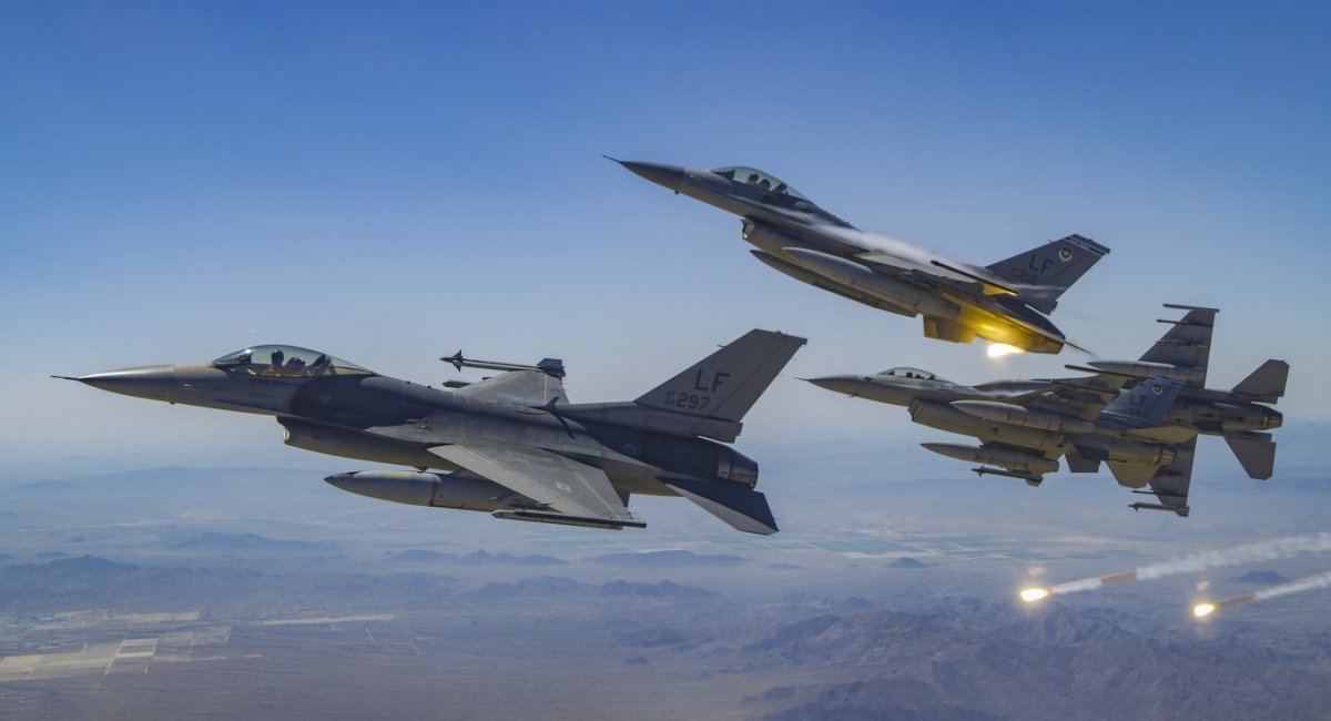 США тестують, як швидко українські пілоти зможуть опанувати західні бойові літаки, зокрема й F-16