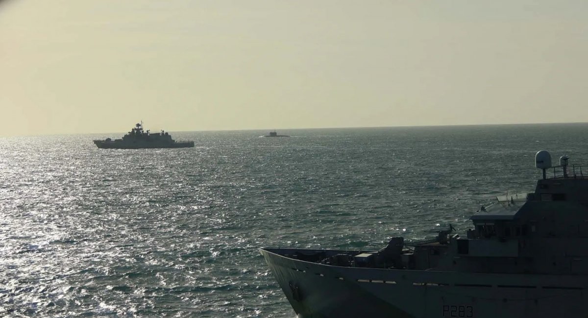 HMS Mersey ВМС Великої Британії супроводжує фрегат "Адмирал Григорович" та підводний човен "Краснодар" ВМФ РФ