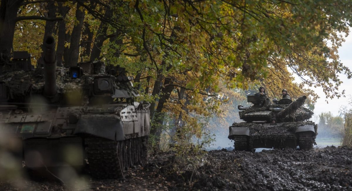 Т-80УК і Т-64БВ із складу 93-ої ОМБр на Бахмутському напрямку, фото - прес-служба 93-ої бригади, дата публікації - 24 жовтня 2022 року