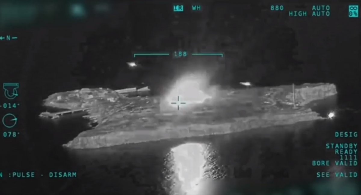 Рознесли на мотлох: літаки ЗСУ завдали потужний бомбовий удар по рашистах на Зміїному - відео від Bayraktar TB2