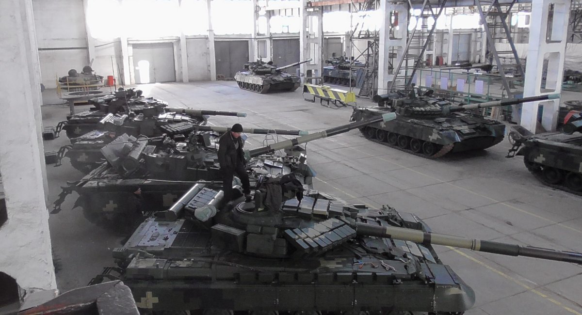 Відновлені та модернізовані танки Т-80БВ в цеху ХБТЗ 