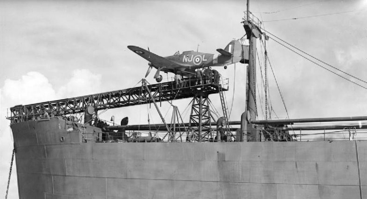 CAM ship з Hawker Hurricane на борту