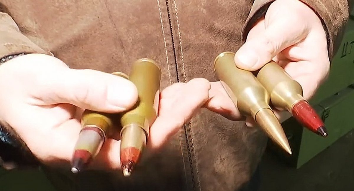 Набої калібру 14,5х114 (ліворуч) та розроблені на АТ "Завод "Маяк" 12,7х114 НL