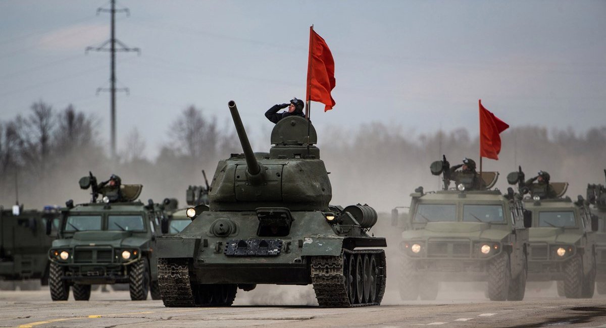 Рашисти готуються до параду з використанням Т-34-85, ілюстративне фото з відкритих джерел