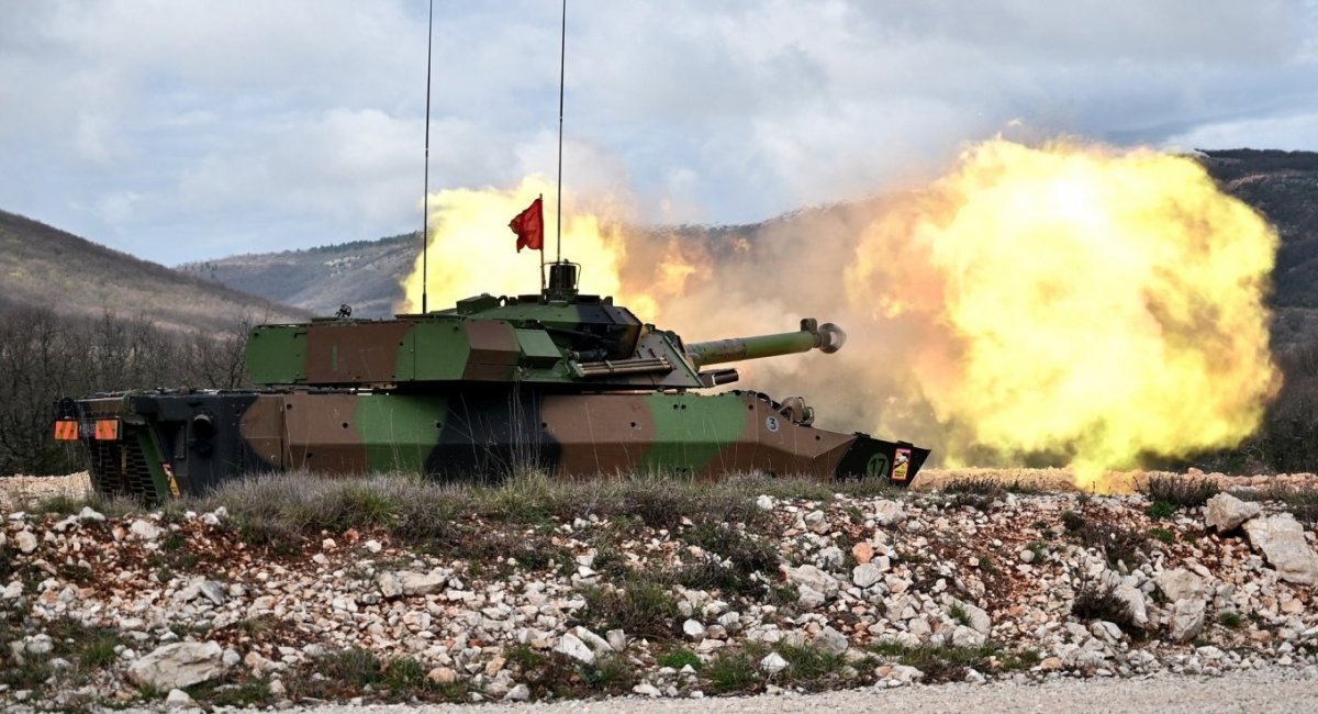 Постріл 105-мм гармати колісного танка AMX-10RC