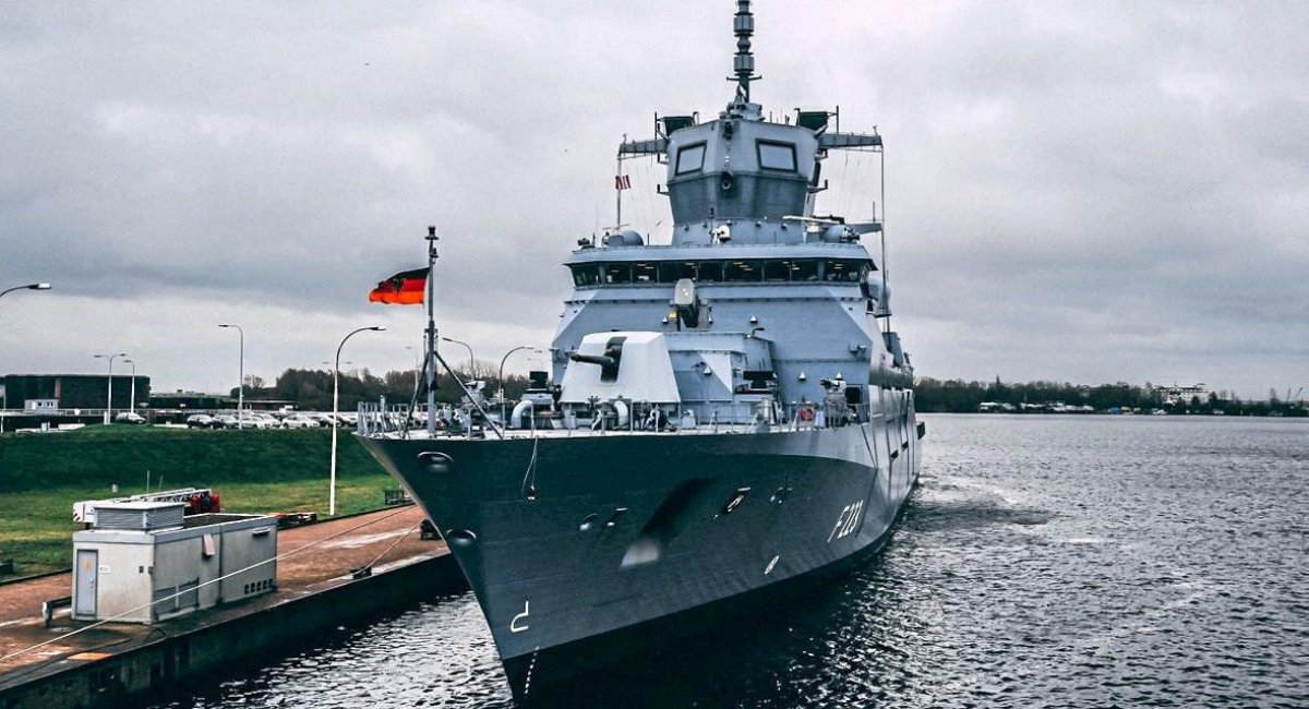 10 червня ц.р. бойовий склад Бундесмаріне поповнив фрегат Nordrhein-Westfalen - другий борт серії фрегатів класу Baden-Württemberg. На фото: корабель у військово-морській базі у Хеппенсер-Гроден у Вільгельмсхавені / PR