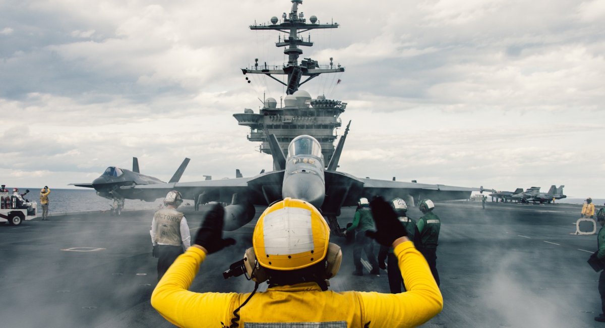 FA-18E перед злетом з USS George Washington (всі фото: US DoD)