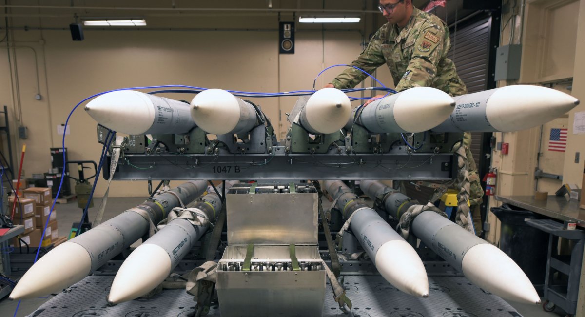 AIM-120 (всі фото: US DoD)