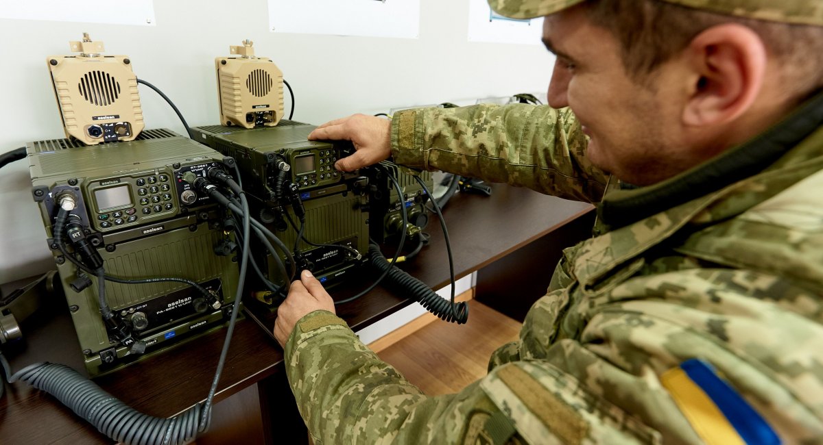 УКХ-радіостанції від компанії АSELSAN з 2016 року закуповуються для оснащення української армії. 