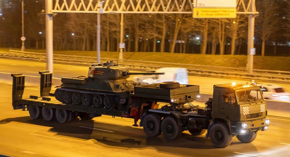 Т-34-85 на лафеті під час репетиції параду на "9 травня" в Москві, квітень 2025 року, фото з відкритих джерел