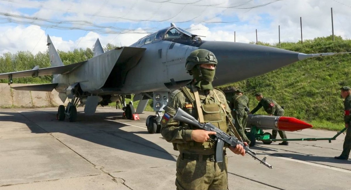 Росіяни демонструють підвіску під МиГ-31БМ ракет Р-33 із начебто "ядерним" спорядженням, літо 2024 року