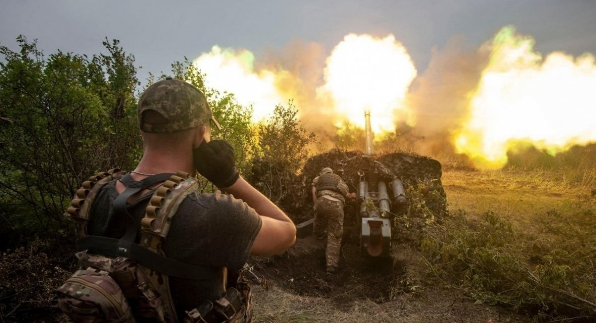 Бійці 93-ої бригади ведуть вогонь із МТ-12 "Рапіра" ймовірно болгарськими 100-мм снарядами,, фото – Міноборони України, дата публікації – 27 липня 2022 року