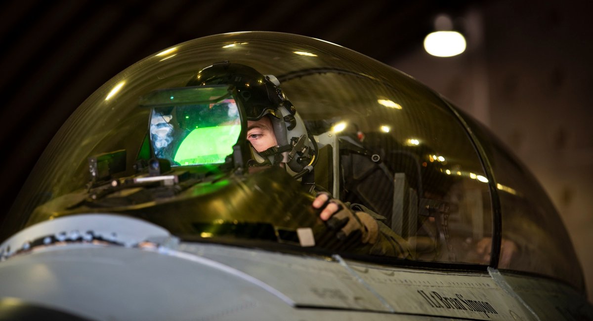 Пілот у кабіні F-16 (фото: US DoD)