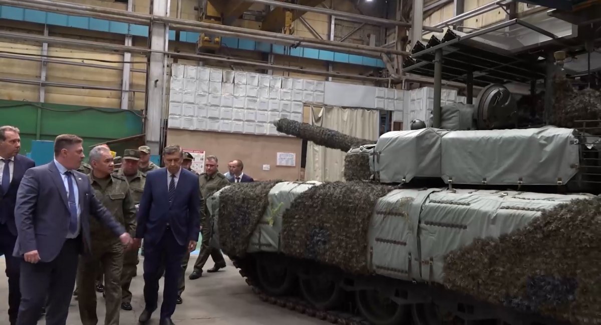 Тепер рашисти обладнують "мангалами" танки прямо на заводі: як виглядає нова версія