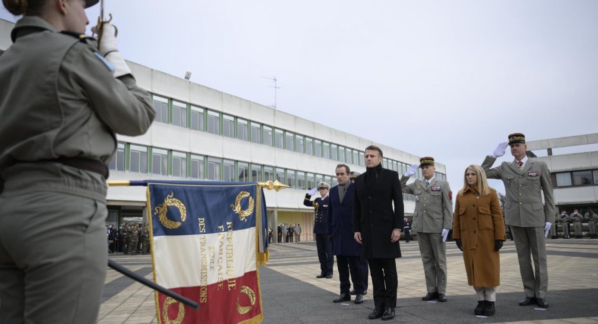 Президент Франції перед виступом у Сесон-Севинье (фото: Ministère des Armées)