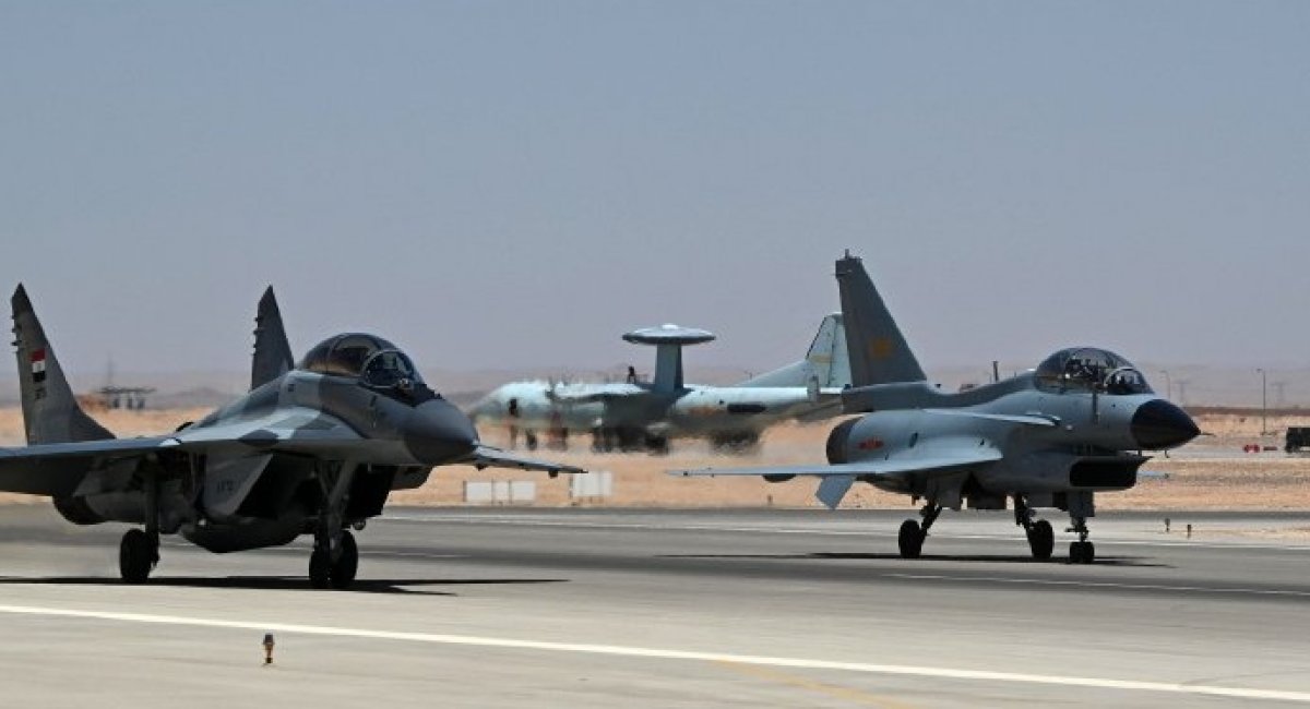 МиГ-29М2 єгипетських ВПС та J-10 НВАК під час спільних навчань, квітень 2025 року, зображення із соцмереж