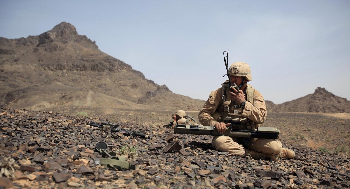 Американський військовий з гранатометом M72 LAW в Афганістані