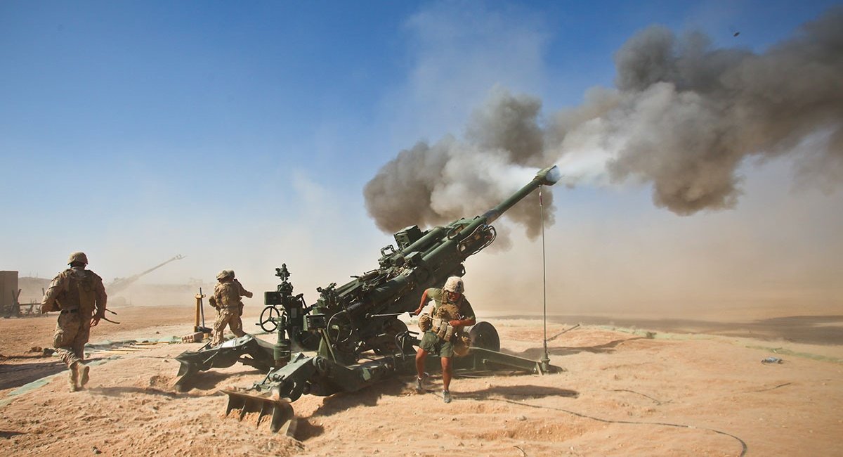Американські військові ведуть вогонь із M777A2, фото – USMC, Cpl. Jeff Drew 