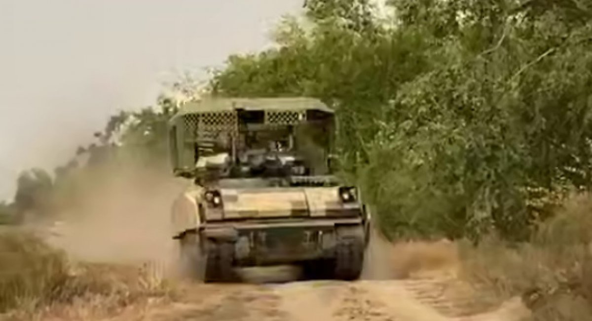 M2A2 Bradley ODS-SA з додатковим захистом від дронів Tower 1 від Iron Nuts на службі ЗСУ. Кадр з відео від Iron Nuts
