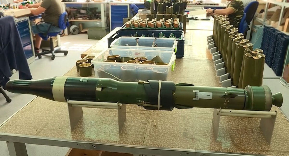 Готова керована ракета та компоненти до інших виробів такого типу на ДККБ "Луч" / Фото: "Донбас Реалії"