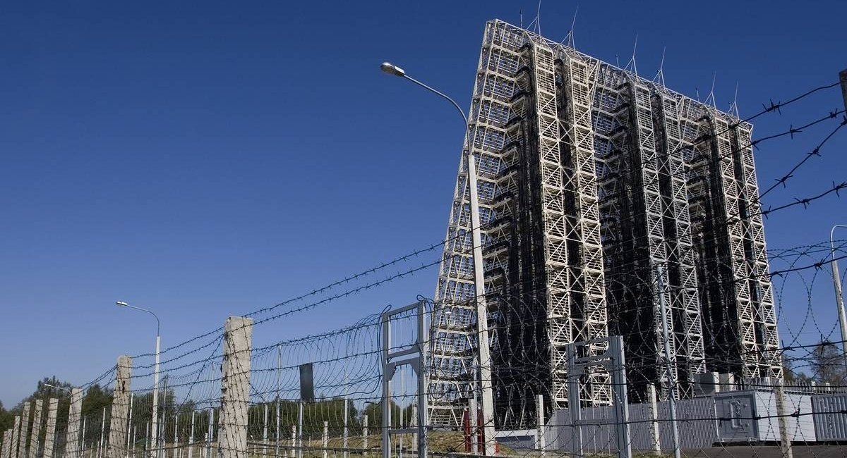 Росіяни закривають сітями від дронів РЛС "Воронеж-ДМ" на 6000 км дальності, одну із таких раніше уразили ЗСУ