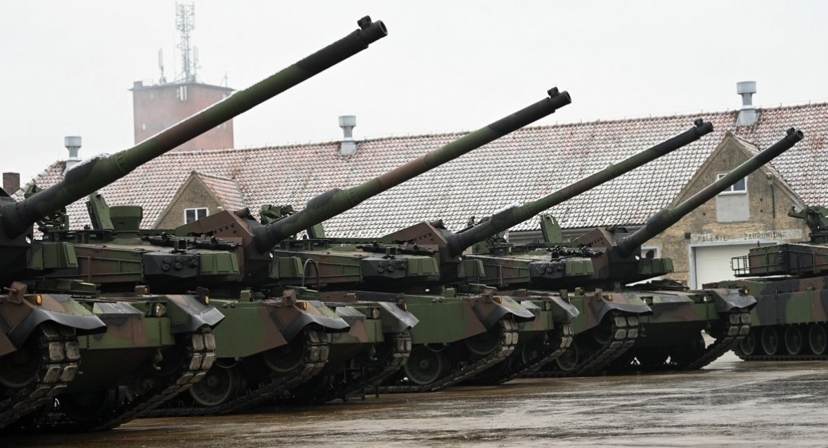 У кого півбатальйона танків стоїть просто під парканом, три батареї Typhon за 4 роки пустили лише 5 ракет та інші новини тижня