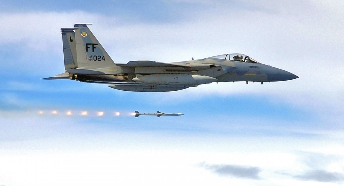 Вищинувач F-15C Eagle з ракетою AIM-120 AMRAAM 