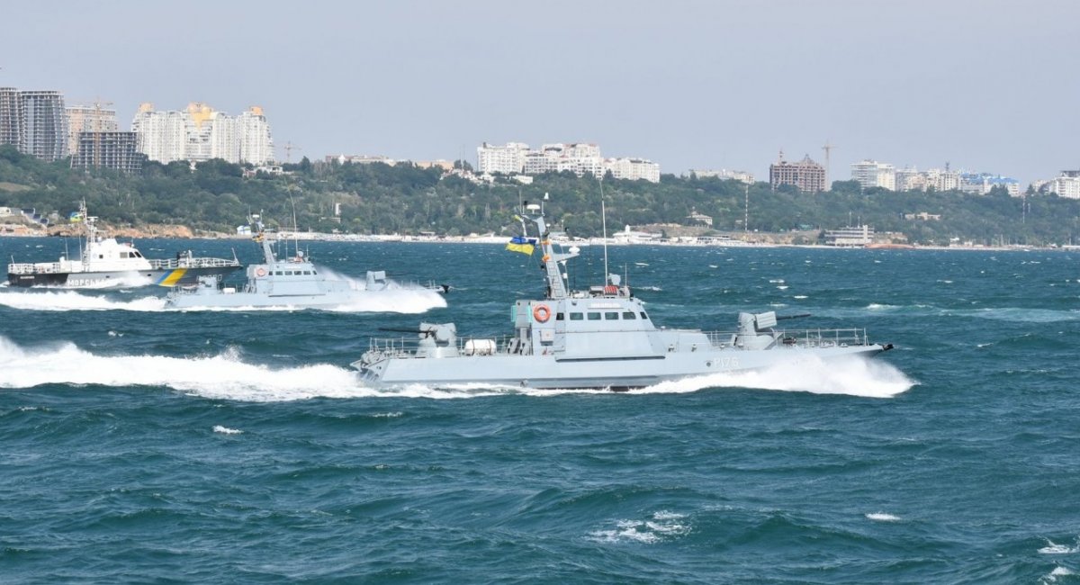 МБАК проєкту 58155 (шифр "Гюрза-М") P174 "Аккерман" та P176 "Нікополь" й патрульний катер BG-200 проекту 58130 (шифр "Орлан") Морської охорони ДПСУ на параді у день ВМСУ. Липень 2020 року