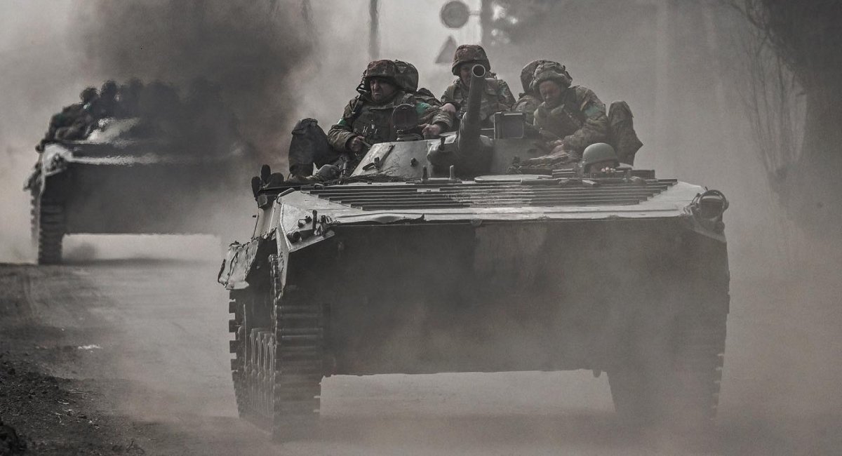 Бійці ЗСУ на БМП-1 під час битви за Бахмут, квітень 2023 року, фото наводить Генштаб ЗСУ