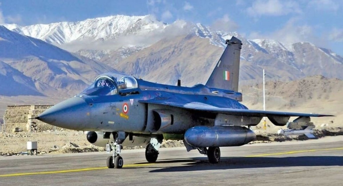 Легкий винищувач Tejas був поставлений на озброєння індійських ВПС в 2015 році