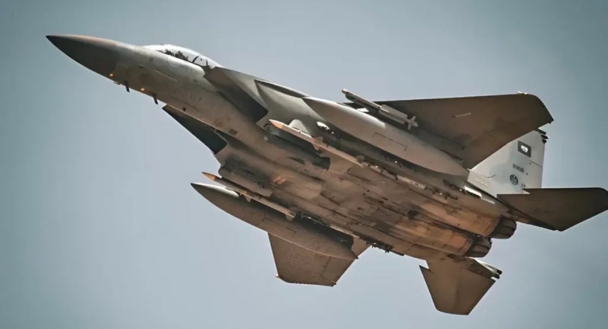 F-15SA з ракетою "повітря-повітря" Iris-T та  AIM-120. Фото взяте з defense-arabic.com