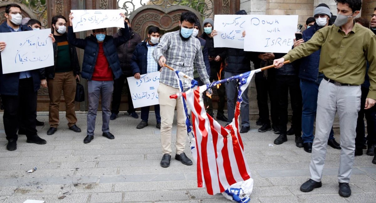 Протестуючі спалили прапори США та Ізраїлю в Тегерані в суботу, через день після вбивства іранського вченого-ядерника Мохсена Фахрізаде/Abedin Taherkenareh/EPA