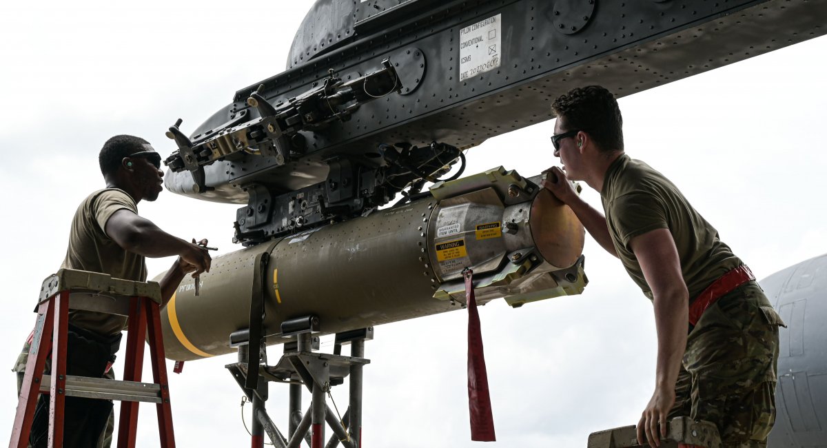 Ілюстративне фото закріплення касетної авіабомби CBU-105. Фото - DoW