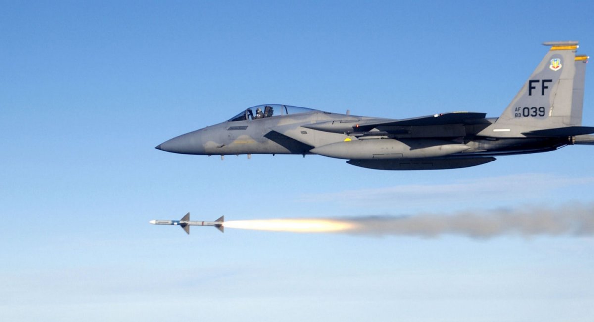 Винищувач F-15 запускає ракету AIM-120