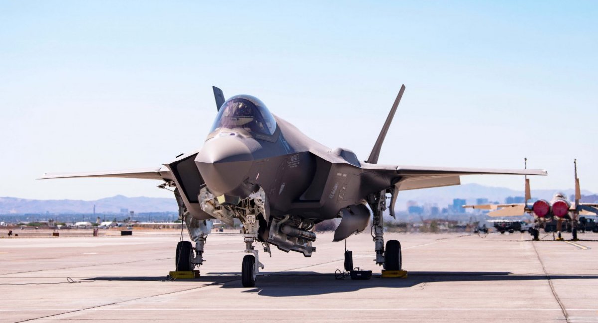 Стелс-винищувач F-35A під час випробувань з ядерною бомбою у 2021 році