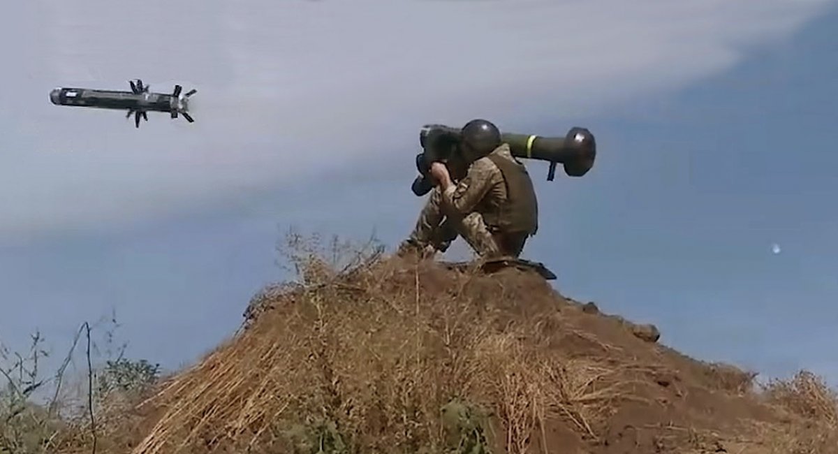 Пуск протитанкової ракети ПТРК Javelin з дальністю пуску до 4 км оператором ЗСУ / Фото: "Донбас Реалії"