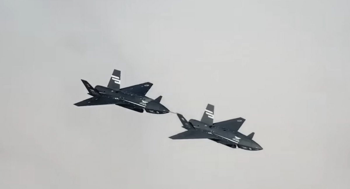 Два безпілотні винищувачі Kizilelma під час першого польоту в строю, всі фото - Baykar