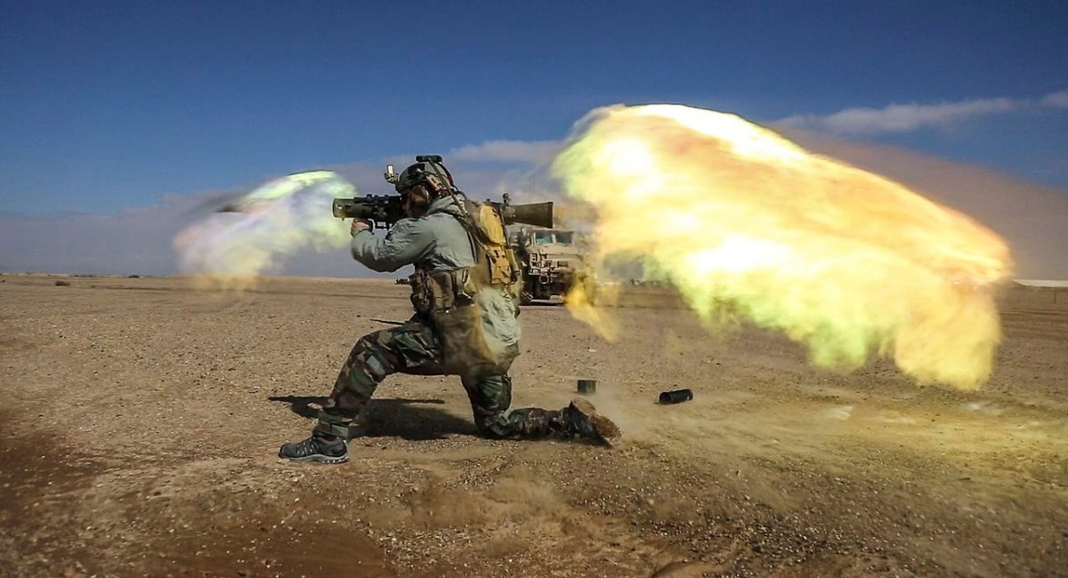 Військовослужбовець Коаліційних сил в Афганістані виконує вправу стрільб з гранатомета Carl Gustaf на полігоні в провінції Гельманд, Афганістан, 16 лютого 2013 року / Фото: ЗС США, сержант Бенджамін Так