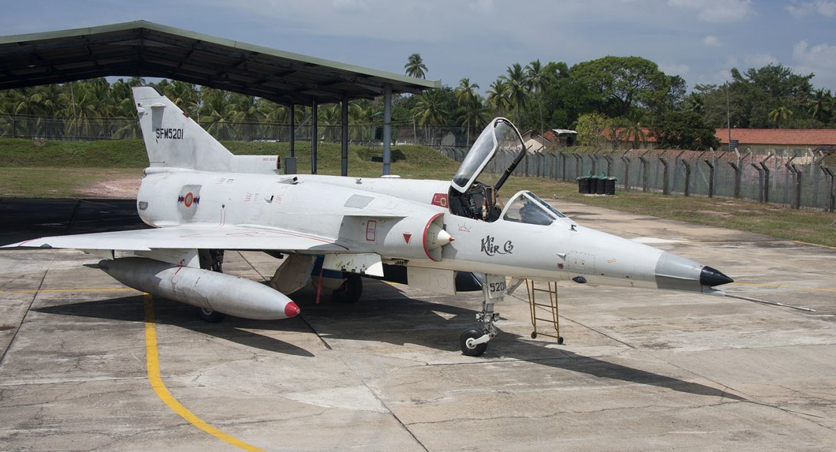 Ці літаки в складі ВПС Шрі-Ланки брали активну участь у бойових діях під час 1996-2009 року та налітали сумарно майже 3 тисячі годин 