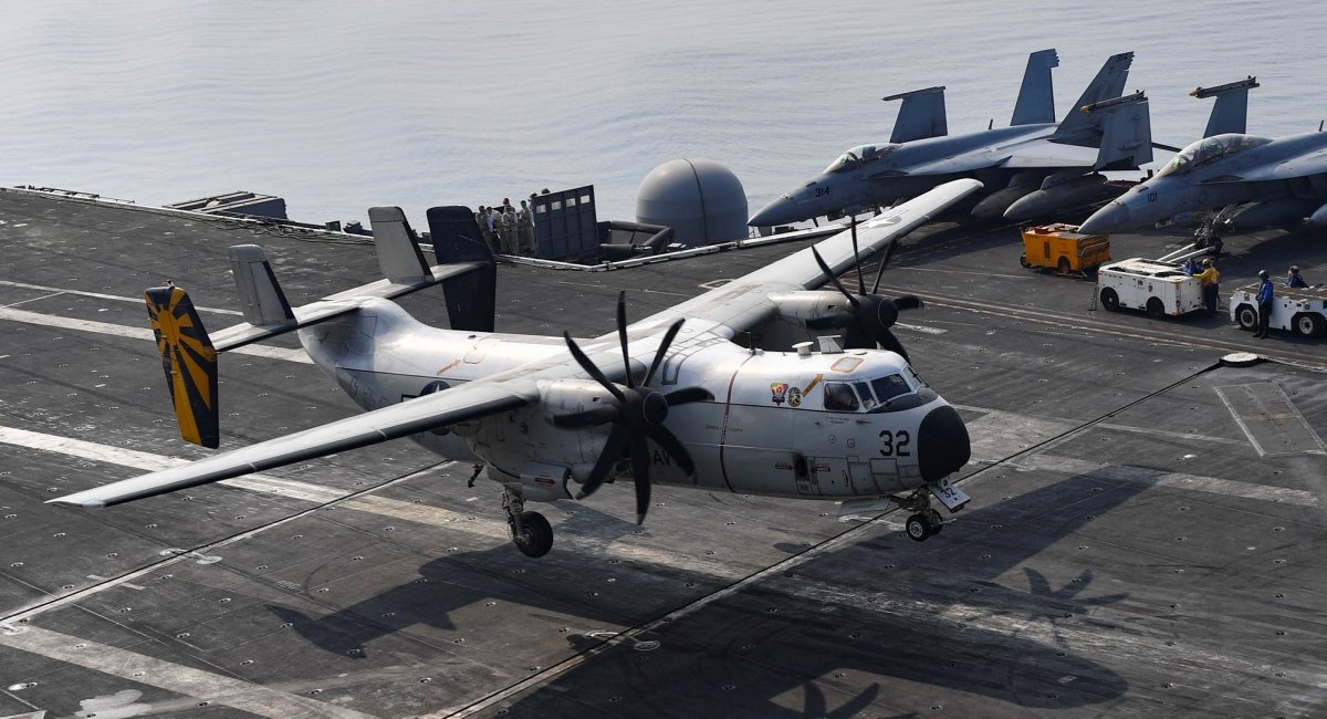 C-2 Greyhound під час посадки на авіаносець