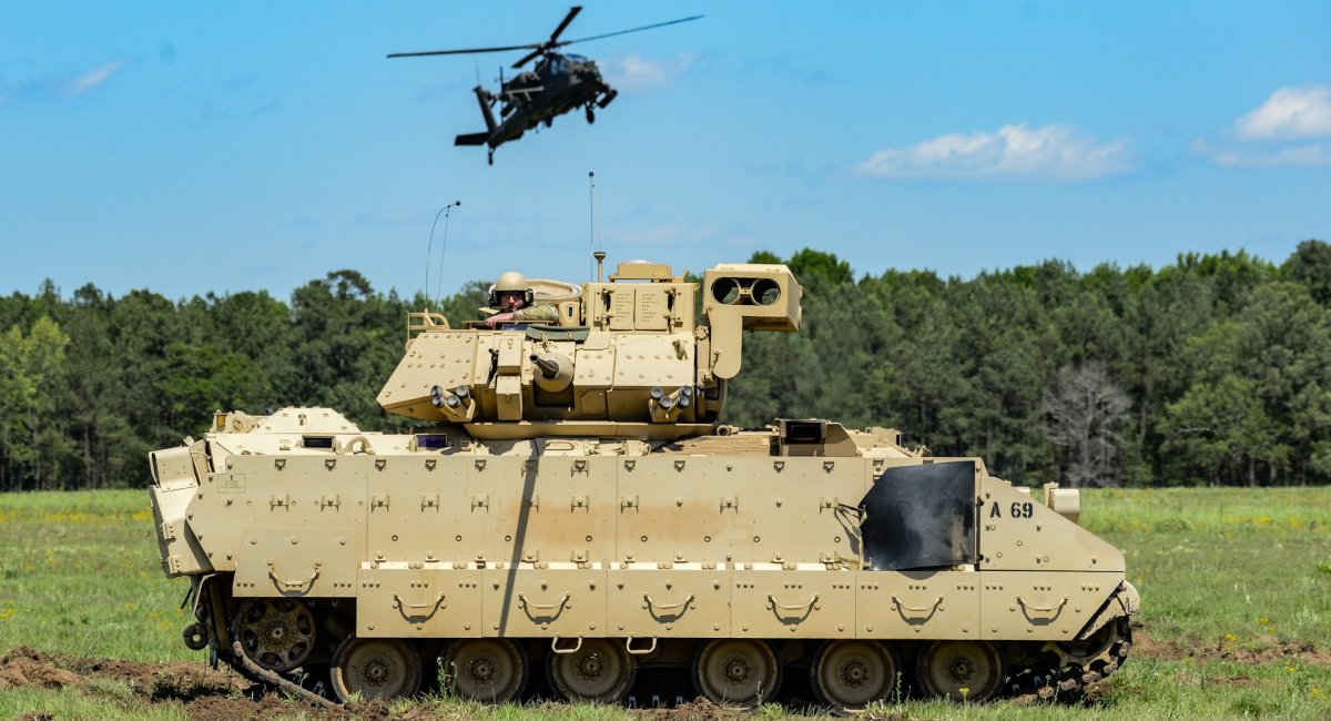 M2A2 Bradley та AH-64D​ Apache -  кандидати на часткове скорочення (всі фото: US DoD)
