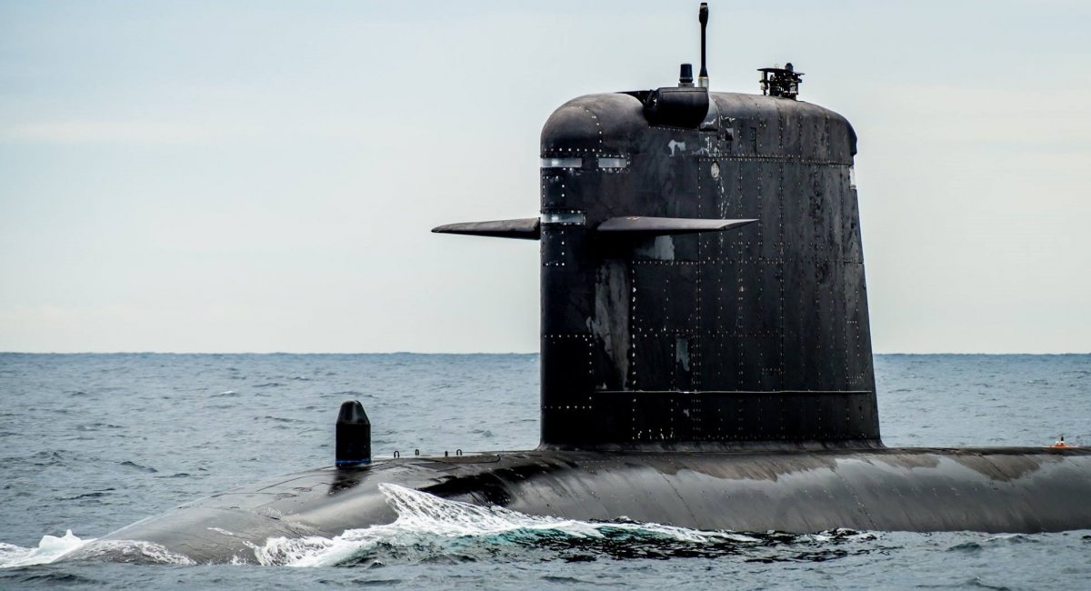 Emeraude належить до типу субмарин Rubis, що мають славу найменших атомоходів у світі: водотоннажність цих підводних човнів не перевищує 2,6 тисяч тонн