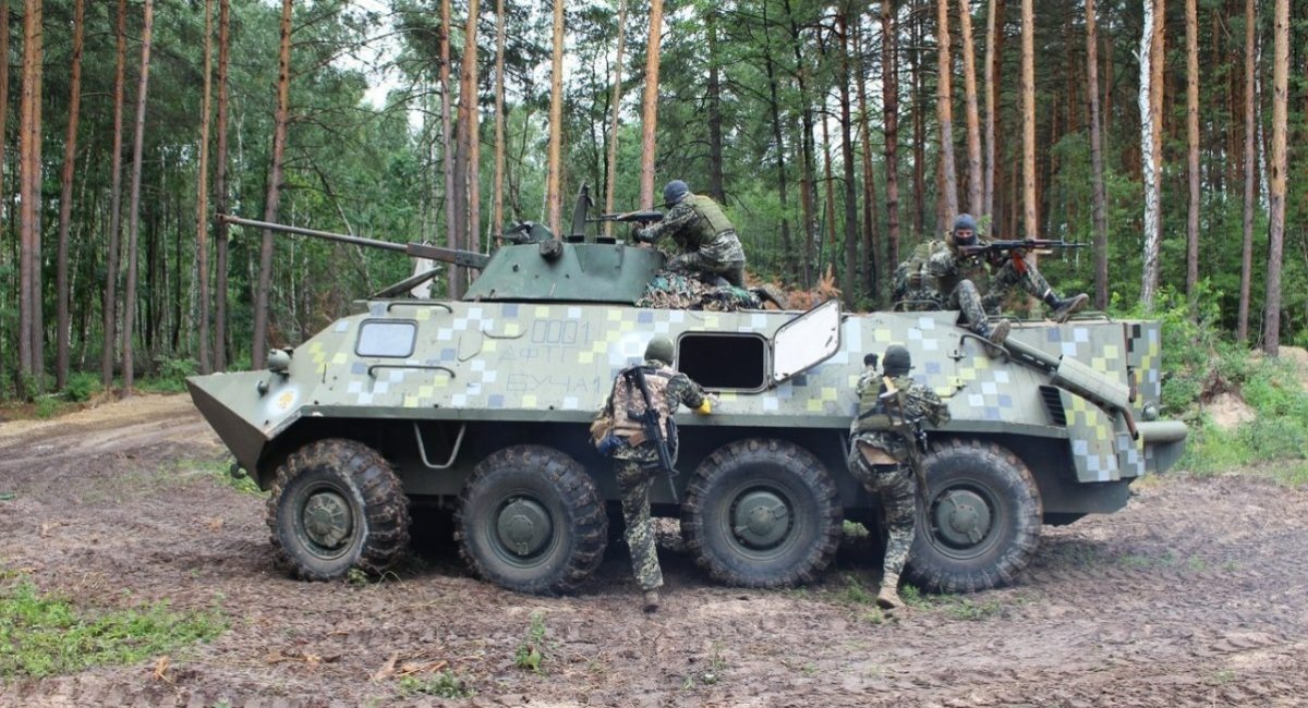 "Гібрид" із БТР-60 та БМД-2 на службі Бучанського ДФТГ, фото - АрміяInform