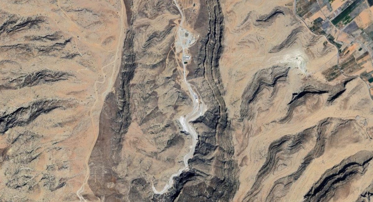 Те саме "ракетне місто" в Ірані поблизу міста Шираз. Фото - Google Earth