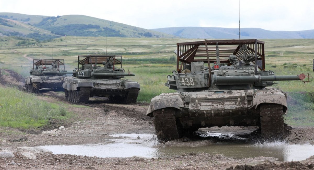 На думку військових РФ металеві "козирки" зможуть захистити російські танки від ПТРК FGM-148 Javelin, бомб Bayraktar TB2 та дронів-камікадзе
