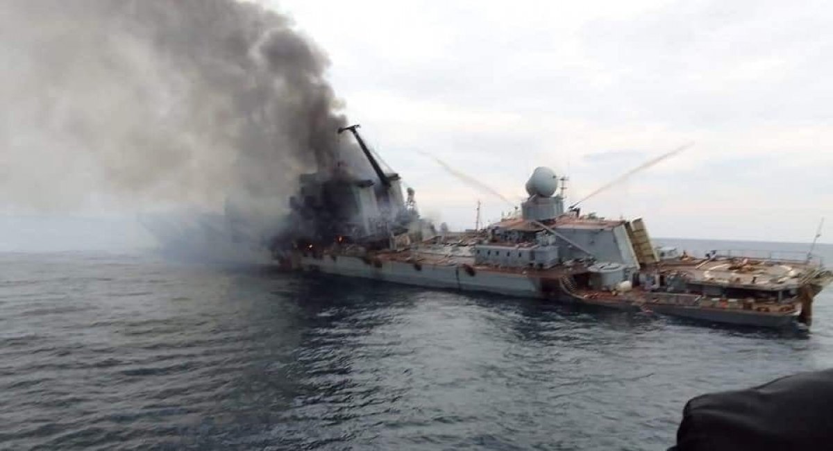 Крейсер "Москва" після влучання ракет "Нептуна", видно хаотичну роботу систем пожежогасіння, фото з відкритих джерел