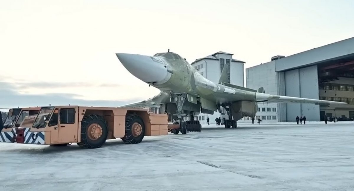 Викатка із заводського цеху російського Ту-160М, складеного із "заготовок" часів СРСР, 30 грудня 2022 року, зображення з відкритих джерел