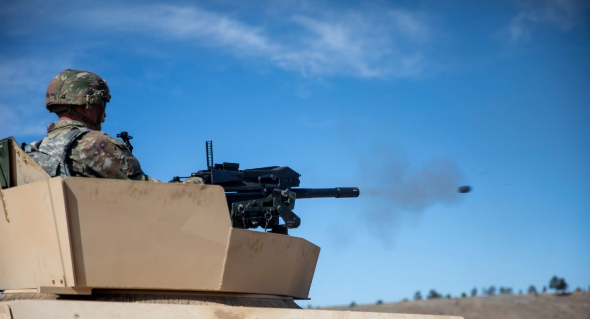 Стрільба з автоматичного гранатомета Mk19 встановленого на HMMWV. Фото: US DoW